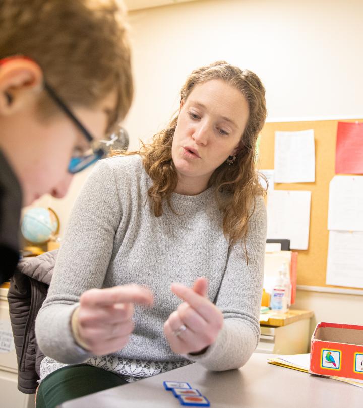 teacher signing to a student.