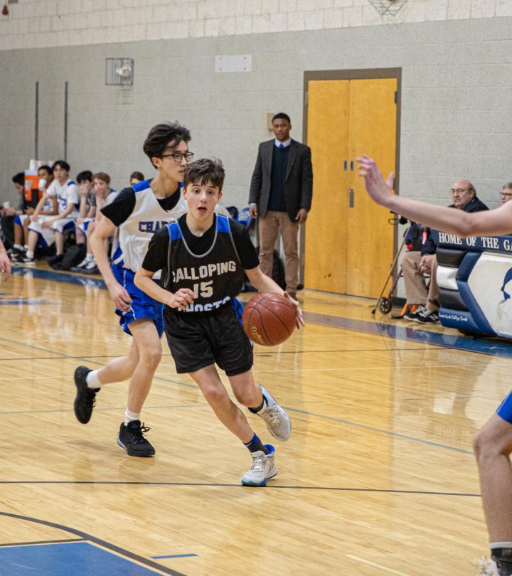 basketball player dribbling through players